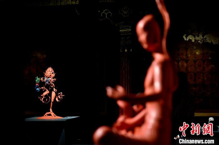圖為展覽中圍繞西藏歷史與傳統(tǒng)創(chuàng)作的雕塑作品?！±盍?攝