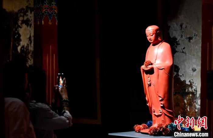 圖為觀眾正在欣賞展覽中的雕塑作品。