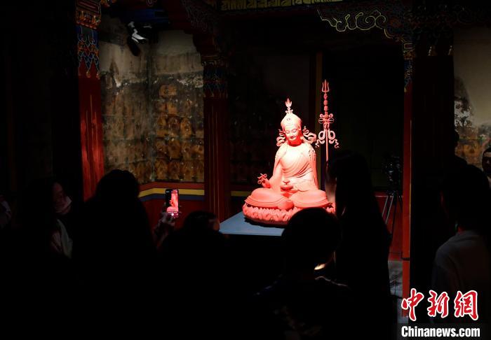 圖為觀眾正在欣賞展覽中的雕塑作品?！±盍?攝