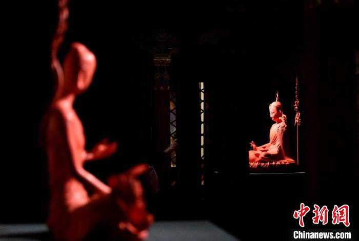圖為展覽中圍繞西藏歷史與傳統(tǒng)創(chuàng)作的雕塑作品。　李林 攝