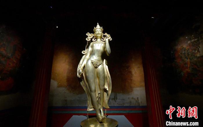 圖為展覽中圍繞西藏歷史與傳統(tǒng)創(chuàng)作的雕塑作品《八萬四千年》。　李林 攝