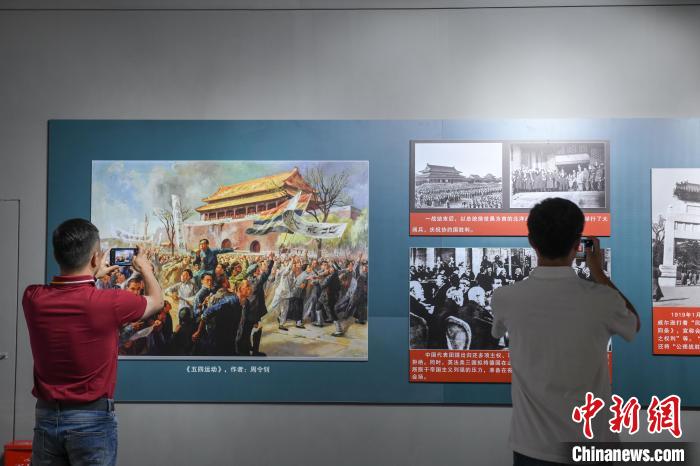 圖為市民參觀《曙光·偉業(yè)——五四運動與中國共產(chǎn)黨的成立》“七一”特展?！∝暩聛硭?攝