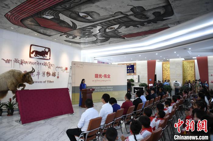 圖為《曙光·偉業(yè)——五四運動與中國共產(chǎn)黨的成立》“七一”特展開幕儀式現(xiàn)場?！∝暩聛硭?攝