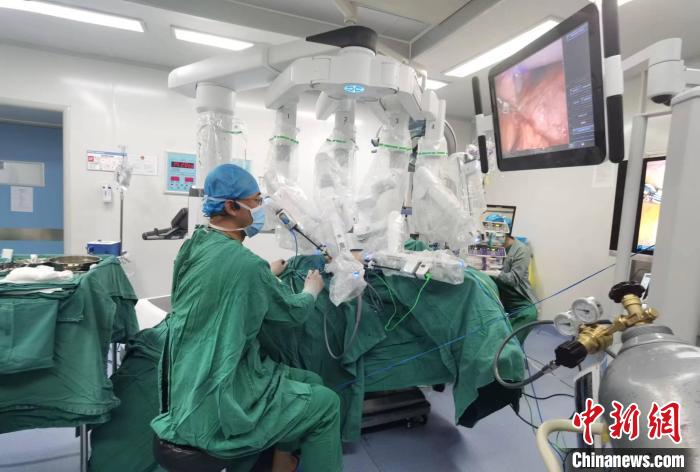 圖為援藏主任郝一昌協(xié)助進(jìn)行達(dá)芬奇機(jī)器人手術(shù)。　西藏自治區(qū)人民醫(yī)院供圖