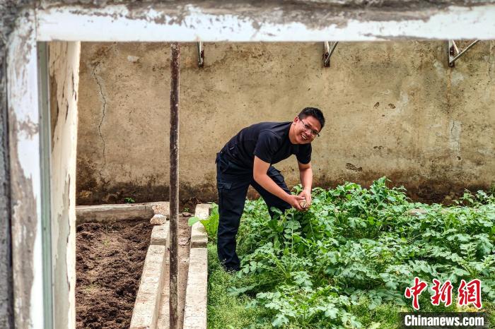 移民管理警察羅忠江在公珠湖執(zhí)勤點的大棚內(nèi)?！↓埿▲P 攝