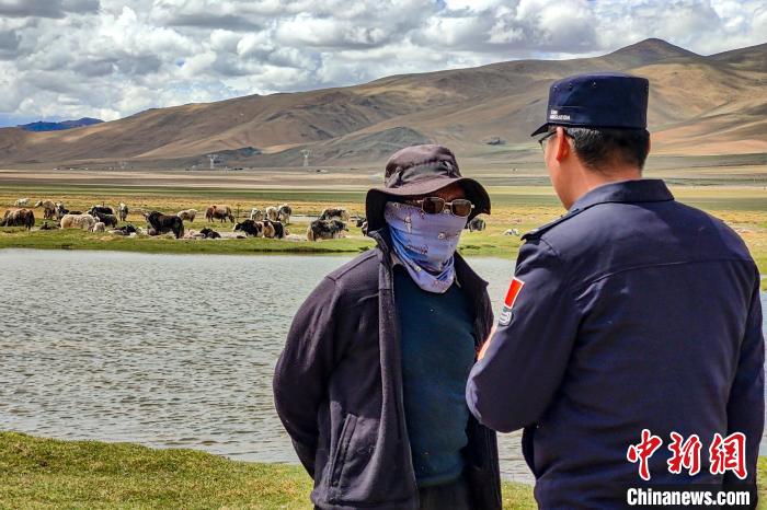 資料圖為民警何宗源在公珠湖了解牧民情況?！↓埿▲P 攝