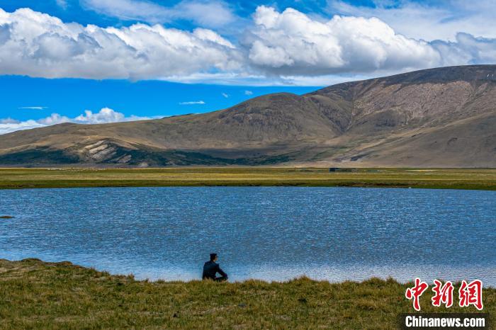 資料圖為執(zhí)勤民警何宗源在公珠湖畔濕地留影?！↓埿▲P 攝