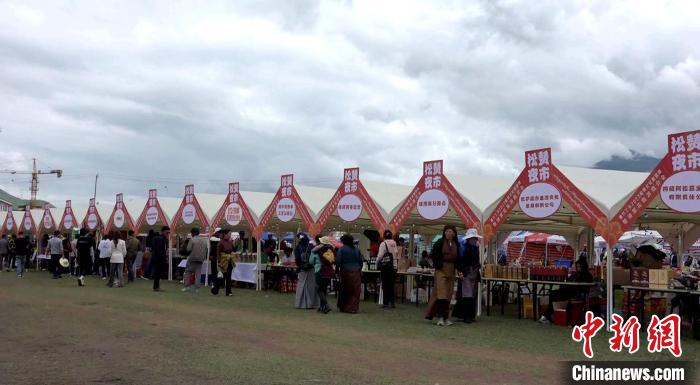 圖為熱鬧的“松贊夜市”?！∝暽＠?攝