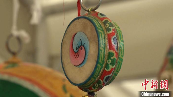 圖為“松贊夜市”里的特色文創(chuàng)產(chǎn)品?！∝暽＠?攝