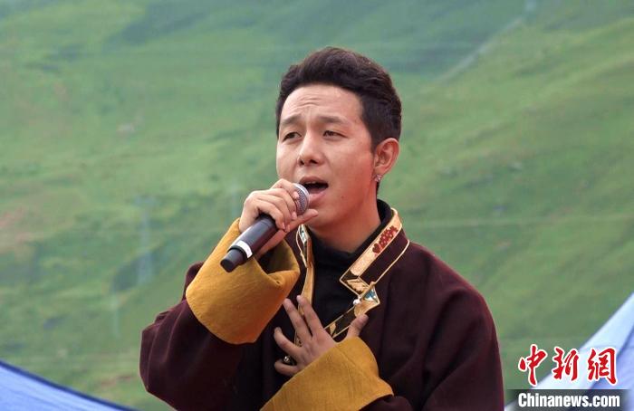 圖為藝人為開幕式獻唱?！∝暽＠?攝