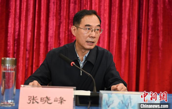 圖為西藏自治區(qū)黨委宣傳部副部長(zhǎng)、西藏廣播電視臺(tái)黨組書(shū)記張曉峰致辭?！≮w朗 攝