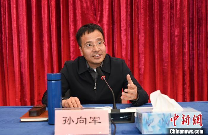 圖為西藏自治區(qū)黨委宣傳部副部長(zhǎng)、自治區(qū)社科院黨組書(shū)記孫向軍主持活動(dòng)。　趙朗 攝