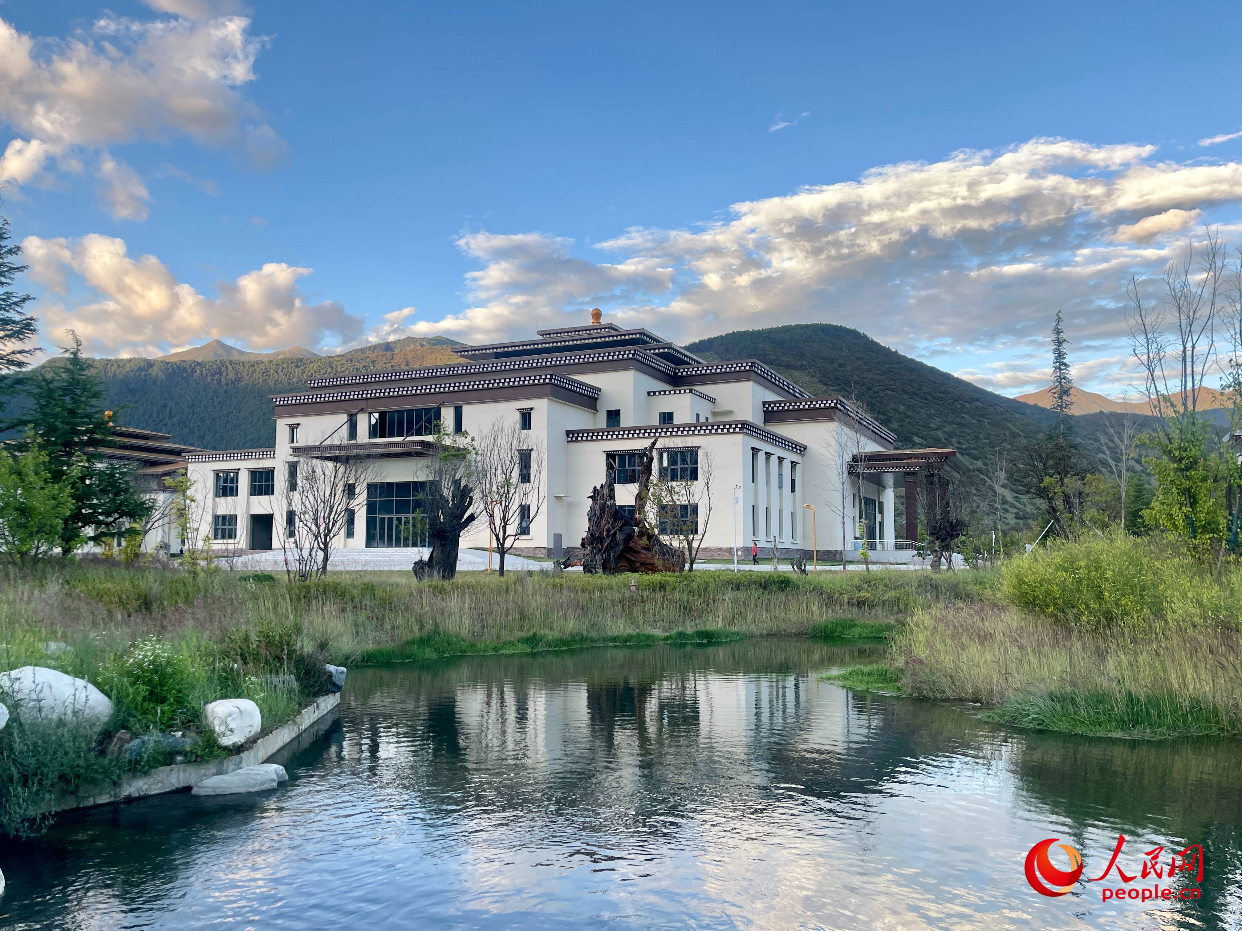 工布公園猶如一幅優(yōu)美畫卷，讓人流連忘返。人民網(wǎng) 周靜圓攝