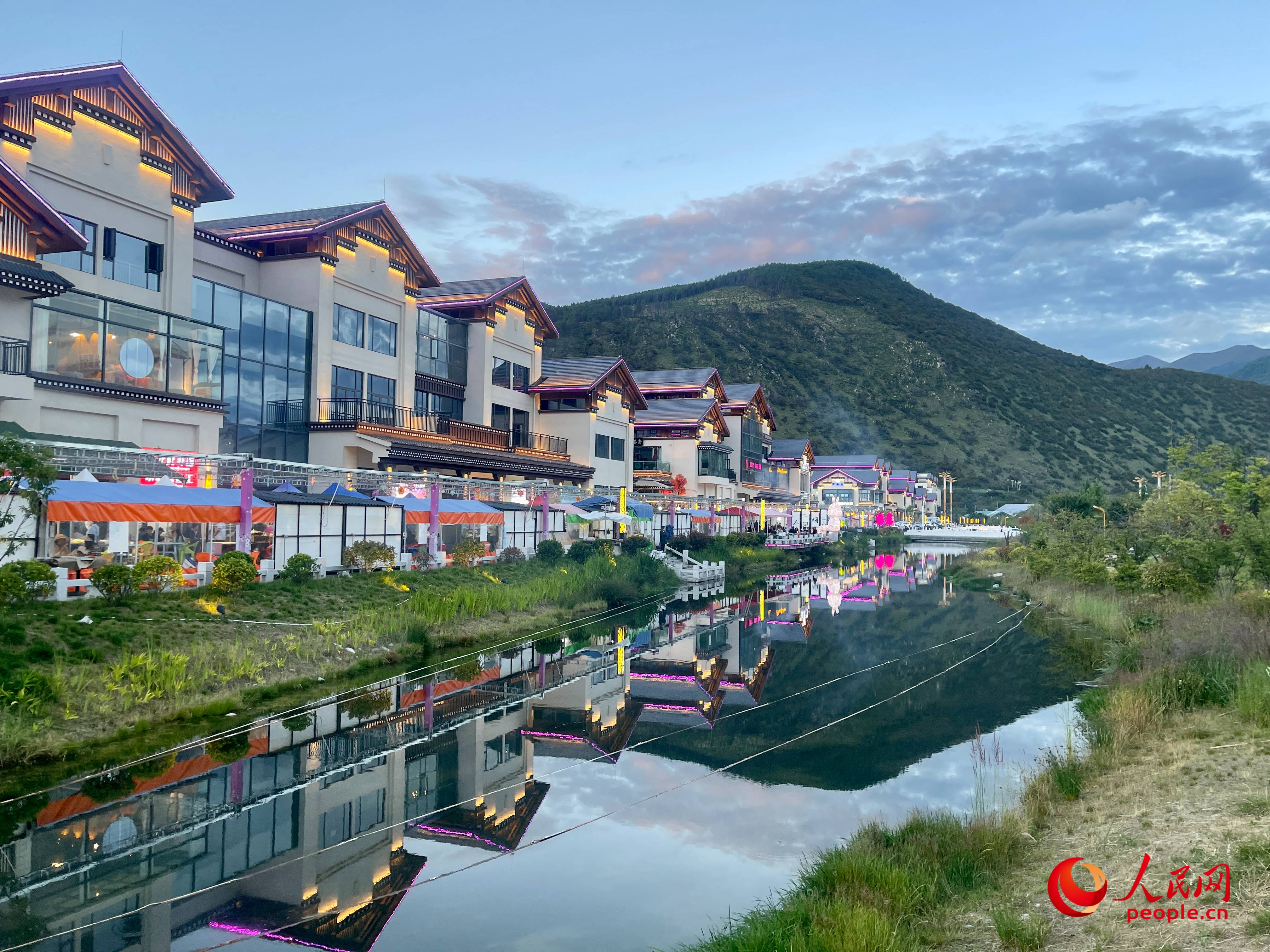 工布公園的一角，風(fēng)景秀麗。人民網(wǎng) 周靜圓攝