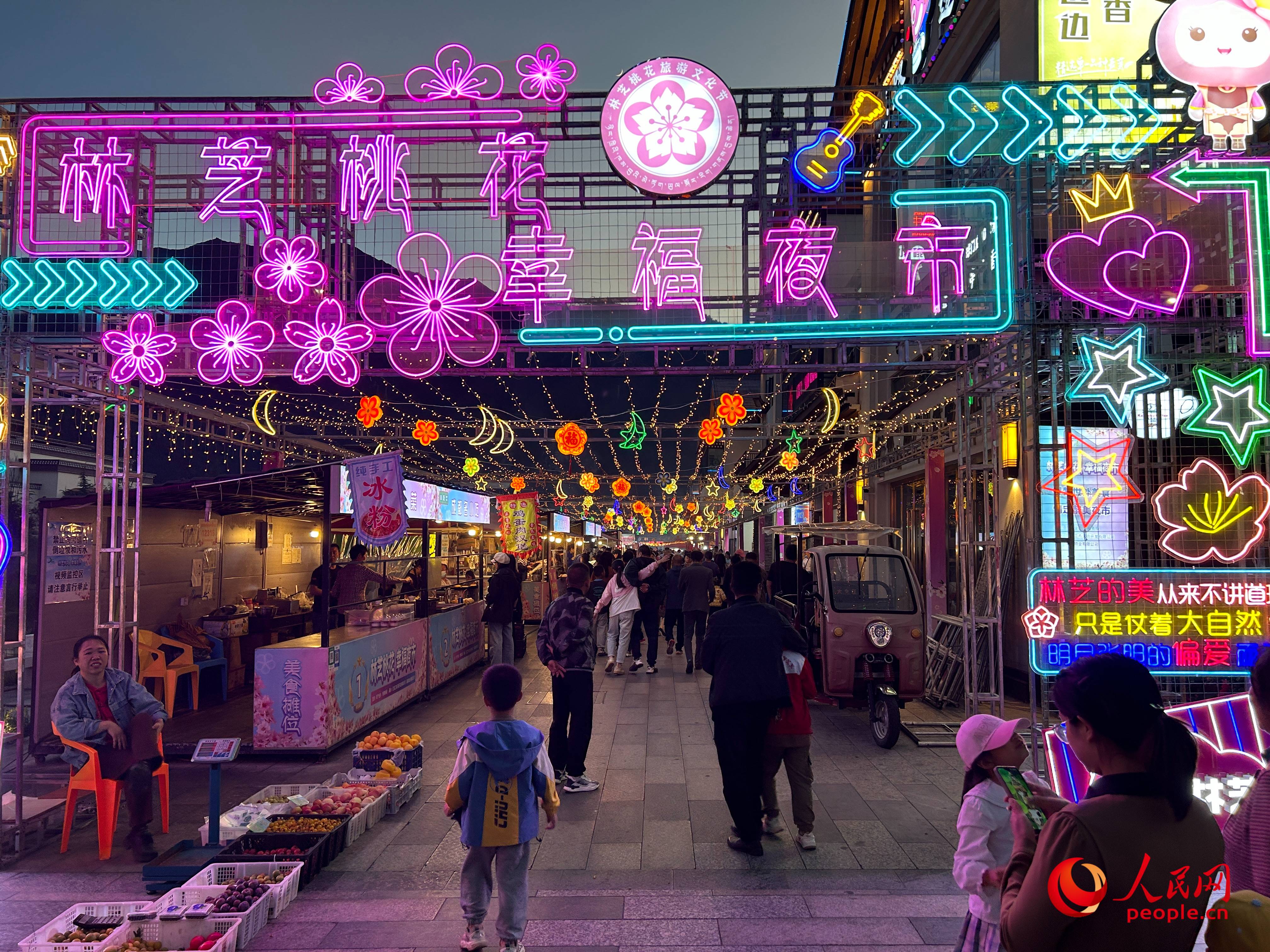 工布公園里的夜市，人來(lái)人往。人民網(wǎng) 周靜圓攝