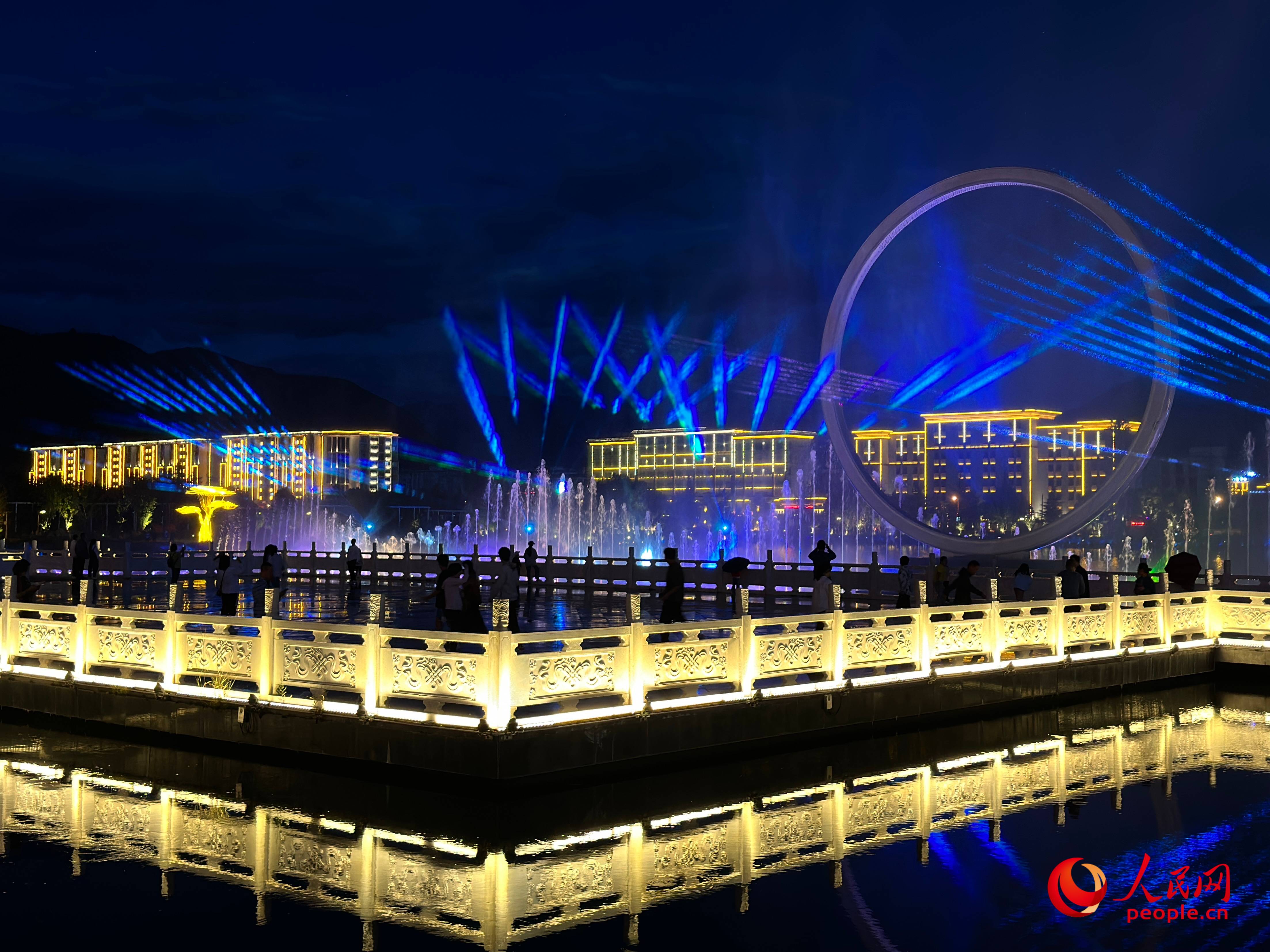 工布公園的音樂(lè)水秀噴泉，吸引市民和游客前來(lái)拍照打卡。人民網(wǎng) 周靜圓攝
