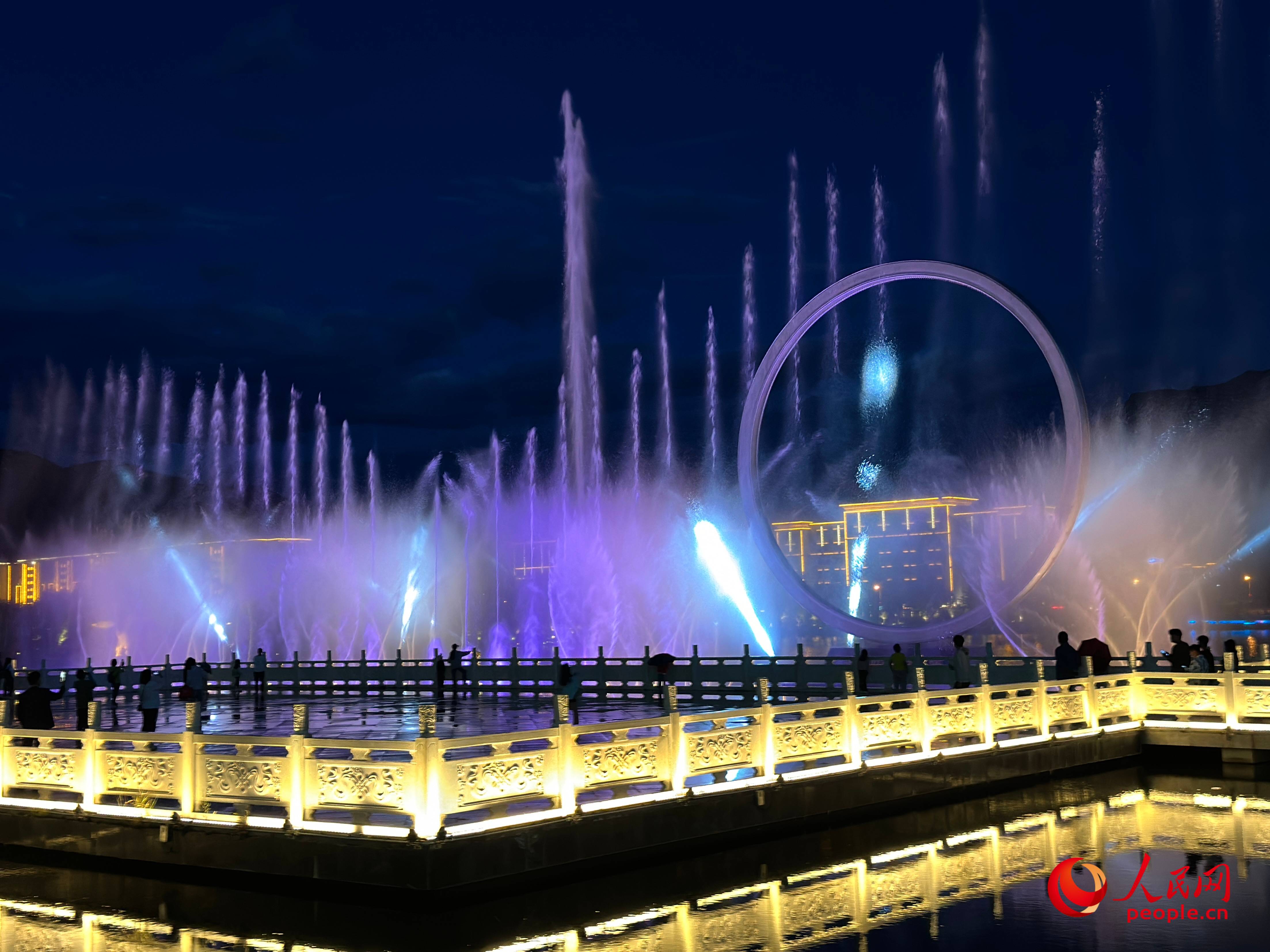 工布公園的音樂(lè)水秀噴泉，吸引市民和游客前來(lái)拍照打卡。人民網(wǎng) 周靜圓攝