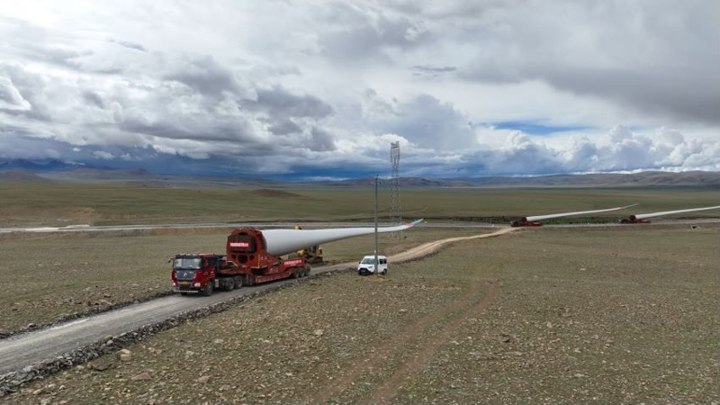 西藏措美哲古風(fēng)電場首批3.6兆瓦風(fēng)電機組運輸。受訪者供圖