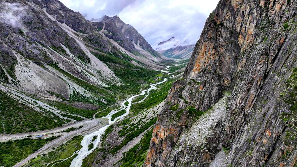 磅礴的河流滋養(yǎng)著山間草木。張澤坤攝
