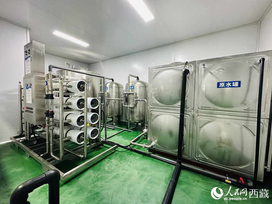 “色達(dá)牙泉”礦泉水（桶裝水）生產(chǎn)加工基地。人民網(wǎng)記者 次仁羅布攝
