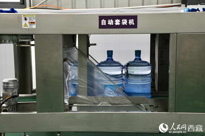 “色達(dá)牙泉”礦泉水（桶裝水）生產(chǎn)加工基地。人民網(wǎng)記者 次仁羅布攝