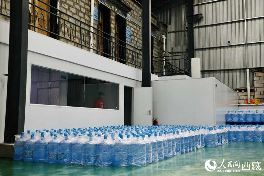 “色達(dá)牙泉”礦泉水（桶裝水）生產(chǎn)加工基地。人民網(wǎng)記者 次仁羅布攝