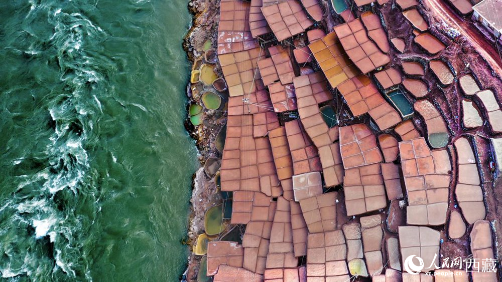 拍攝位于瀾滄江畔的鹽井古鹽田。人民網(wǎng)記者 次仁羅布攝