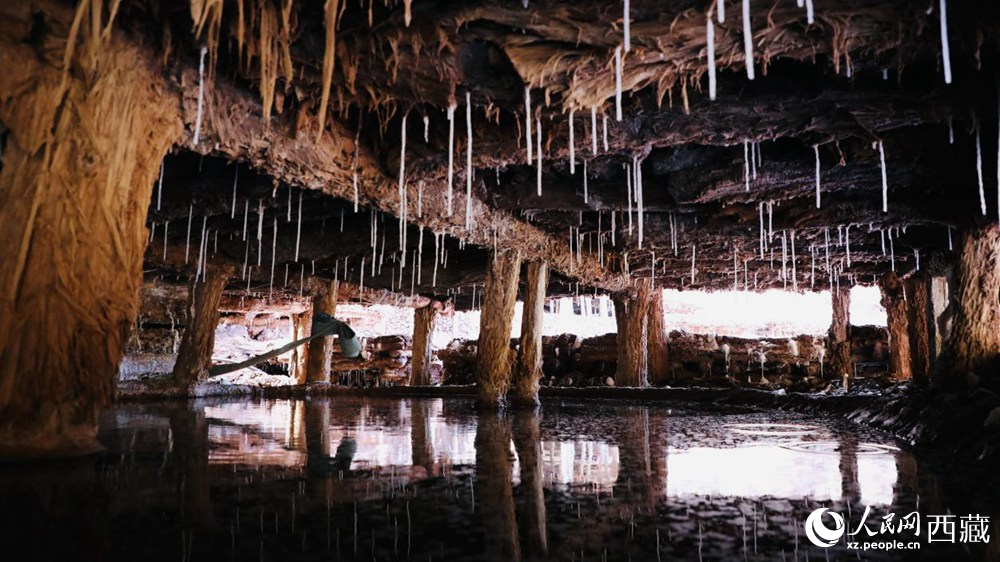 鹽田鹵水滲下的鹽柱。人民網(wǎng)記者 次仁羅布攝