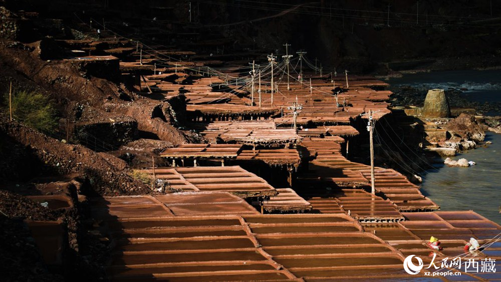 大大小小數(shù)千塊鹽田，形成一道絕美的風景線。人民網(wǎng)記者 次仁羅布攝