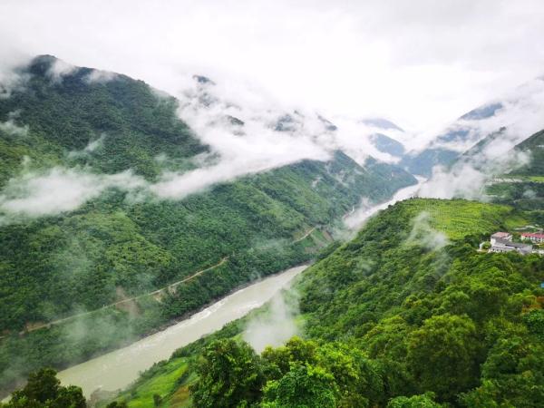 幾代建設(shè)者，歷經(jīng)半個(gè)多世紀(jì)完成！這是一條怎樣的公路？