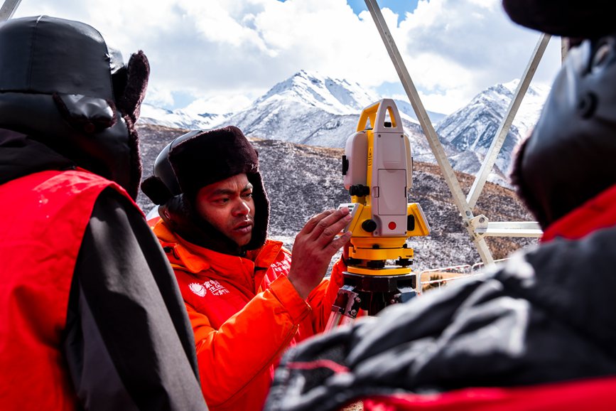 2023年11月30日，西藏自治區(qū)那曲市索縣榮布至丁青縣巴達35千伏線路工程負責(zé)人黃小洪（左二）現(xiàn)場開展線路弧測量教學(xué)。趙清鵬攝