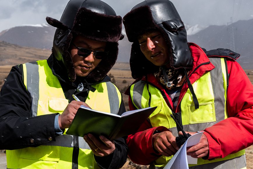 2023年11月30日，西藏自治區(qū)那曲市索縣榮布至丁青縣巴達35千伏線路工程施工現(xiàn)場人員正在開展現(xiàn)場作業(yè)。趙清鵬攝