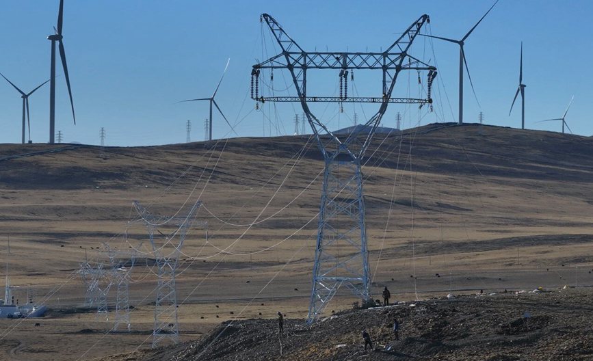 那曲市色尼區(qū)國(guó)能100兆瓦風(fēng)電11千伏送電工程現(xiàn)場(chǎng)。拉巴平措攝