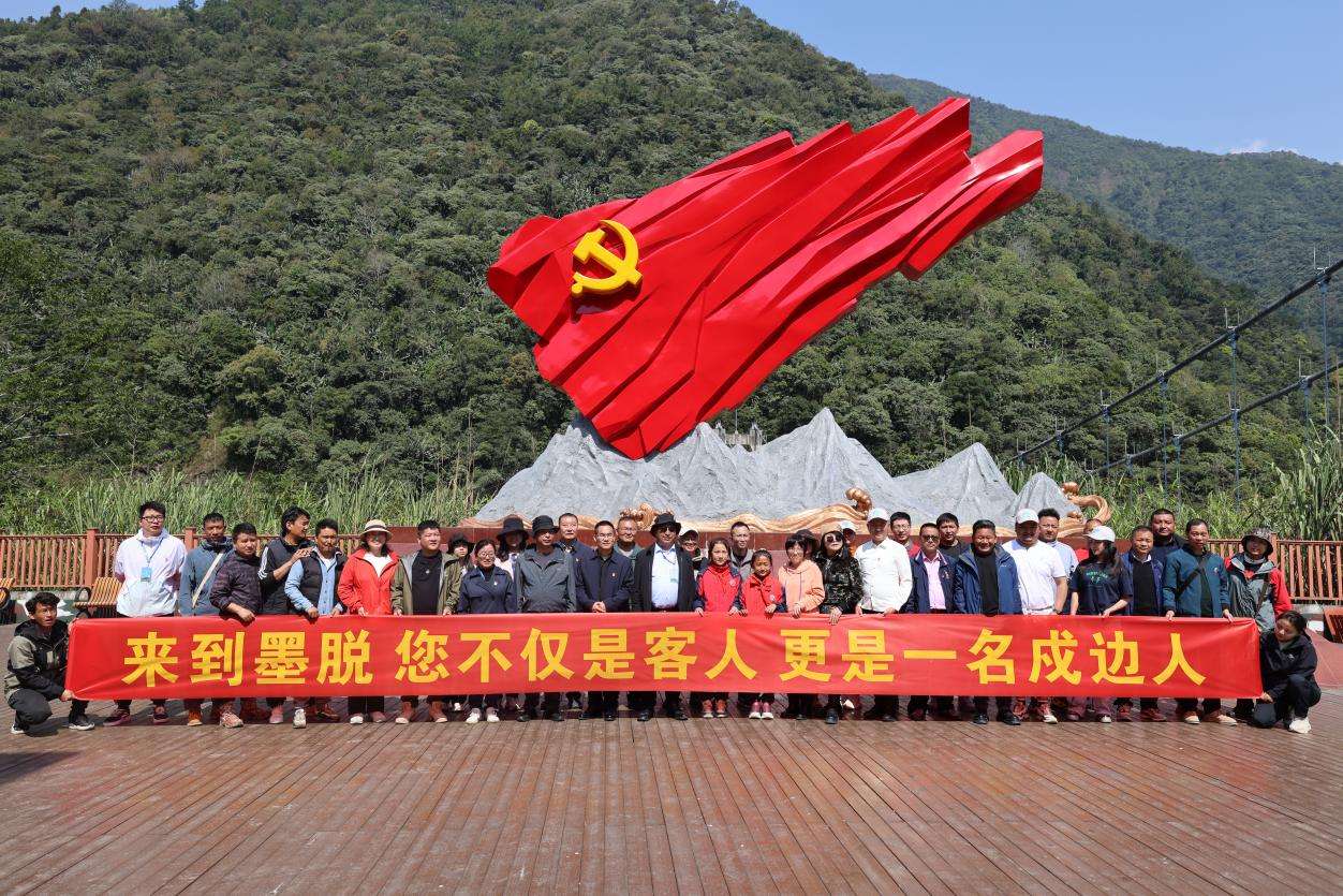 圖為:縣外游客在墨脫縣愛國強邊教育基地觀摩學習