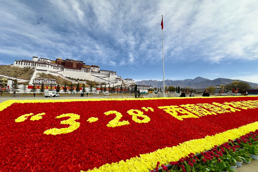 布達(dá)拉宮廣場(chǎng)。