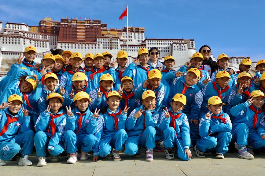 學(xué)生在國(guó)旗下留影。