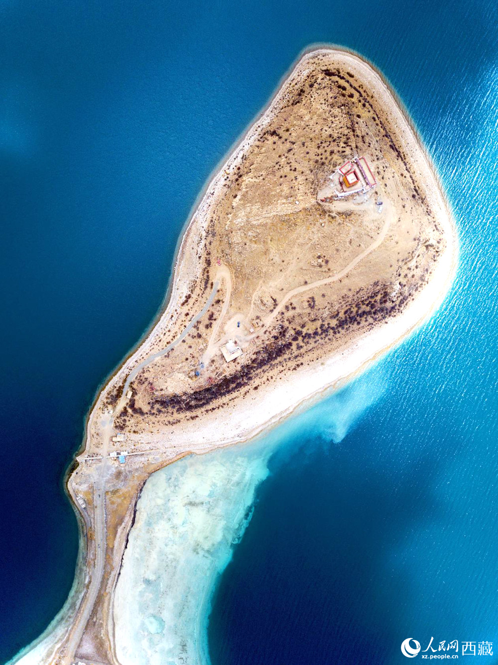 無(wú)人機(jī)視角下的西藏羊卓雍錯(cuò)日托寺風(fēng)光。人民網(wǎng)記者 次仁羅布攝