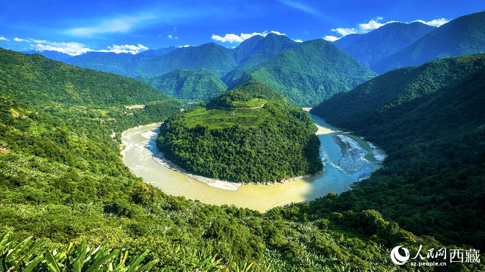 風(fēng)景秀麗、植被繁茂的西藏林芝市墨脫縣果果塘大拐彎。人民網(wǎng)記者 次仁羅布攝