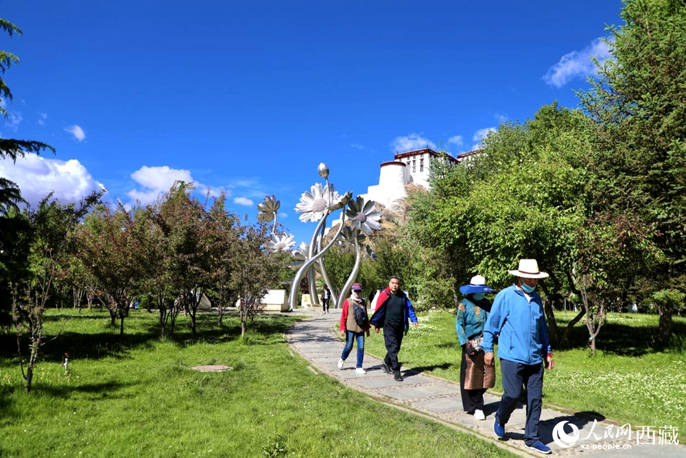 市民在公園內(nèi)散步。