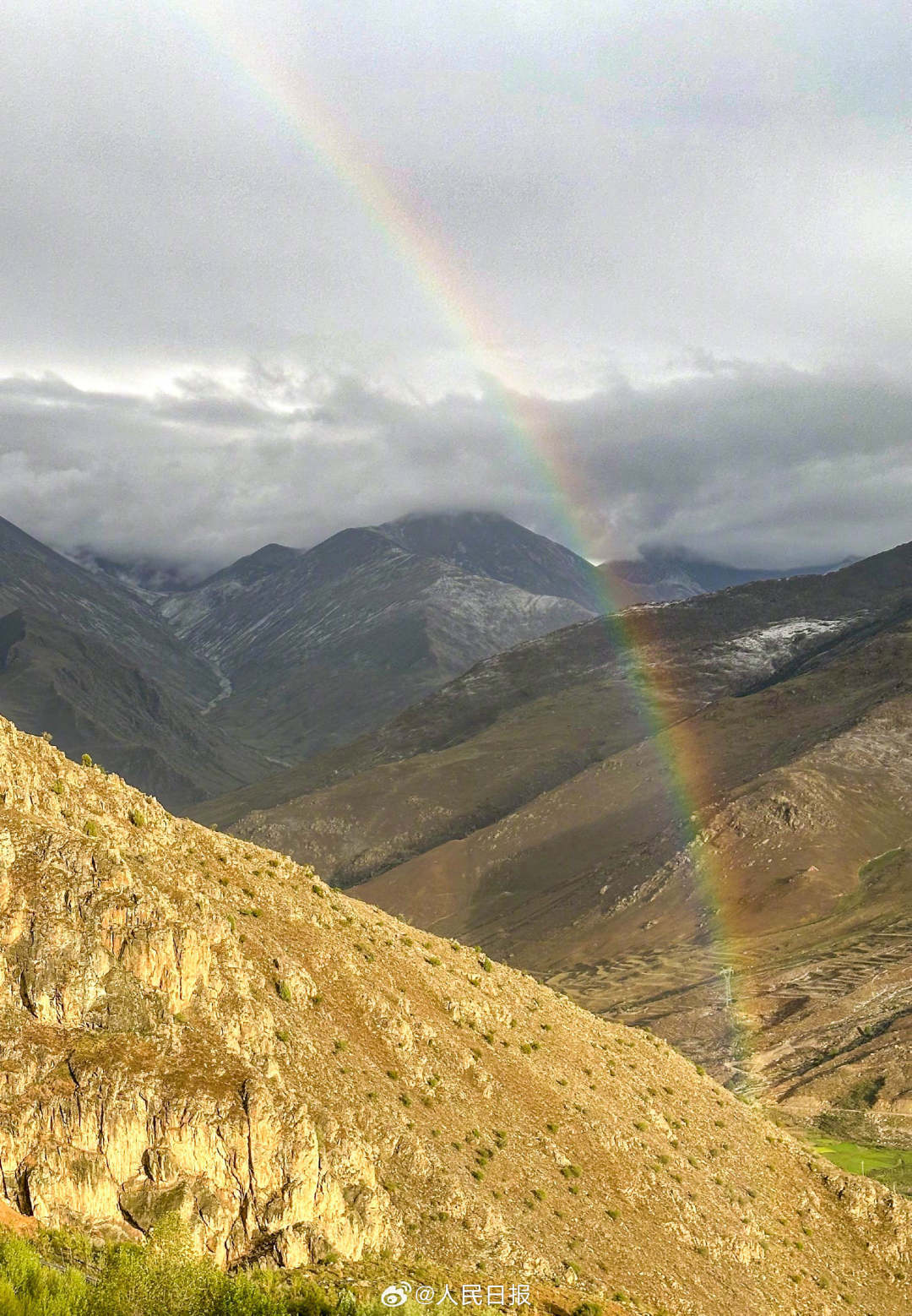 接好運(yùn)！青藏高原現(xiàn)巨大彩虹橋