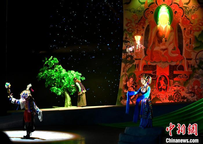 西藏拉薩:新編現(xiàn)實(shí)題材藏戲《綠色哈達(dá)》開演