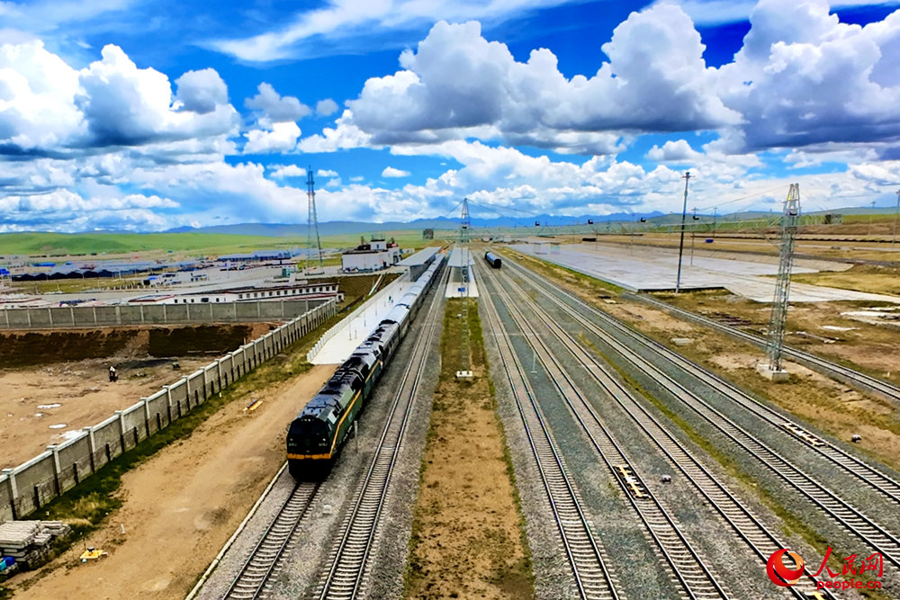 Z166次列車駛向那曲站。人民網(wǎng)記者 趙晨攝