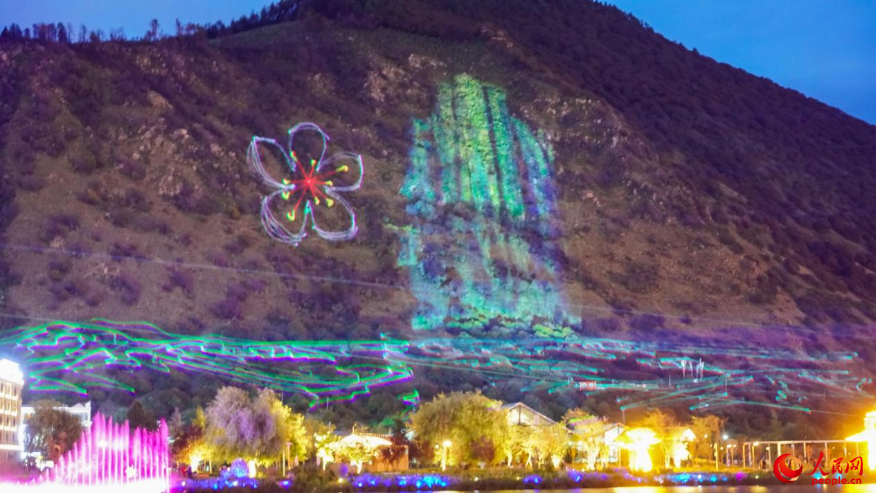西藏林芝市民族團(tuán)結(jié)廣場燈光秀舞動(dòng)。人民網(wǎng)記者 趙晨攝