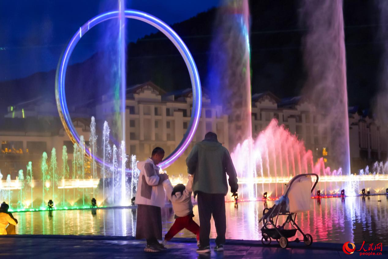 居民在西藏林芝市民族團(tuán)結(jié)廣場上玩耍。人民網(wǎng)記者 趙晨攝