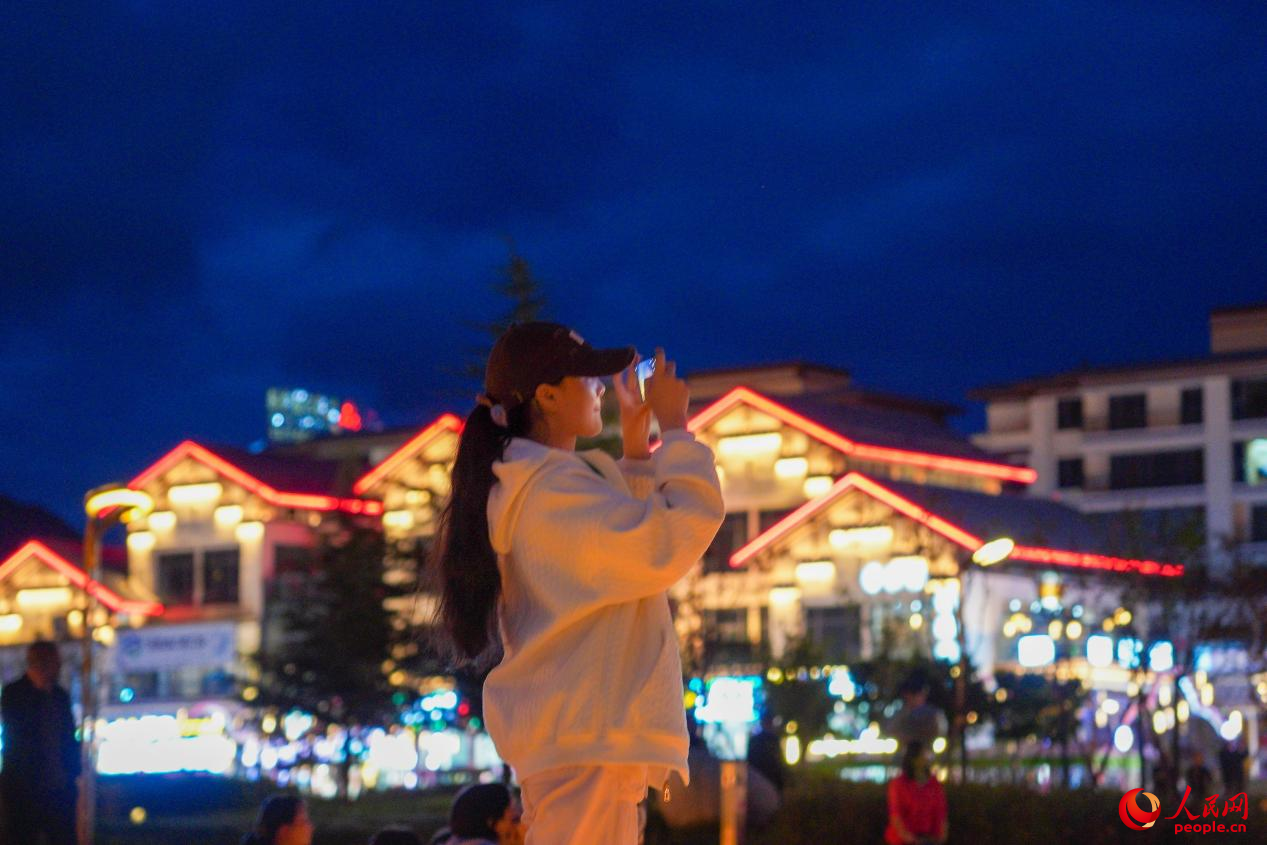 居民在西藏林芝市民族團(tuán)結(jié)廣場上拍照。人民網(wǎng)記者 趙晨攝