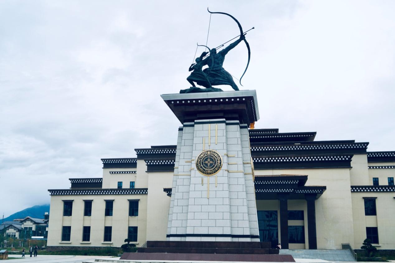 工布公園里的城市地標(biāo)雕塑——畢秀之子。人民網(wǎng)記者 益西康珠攝