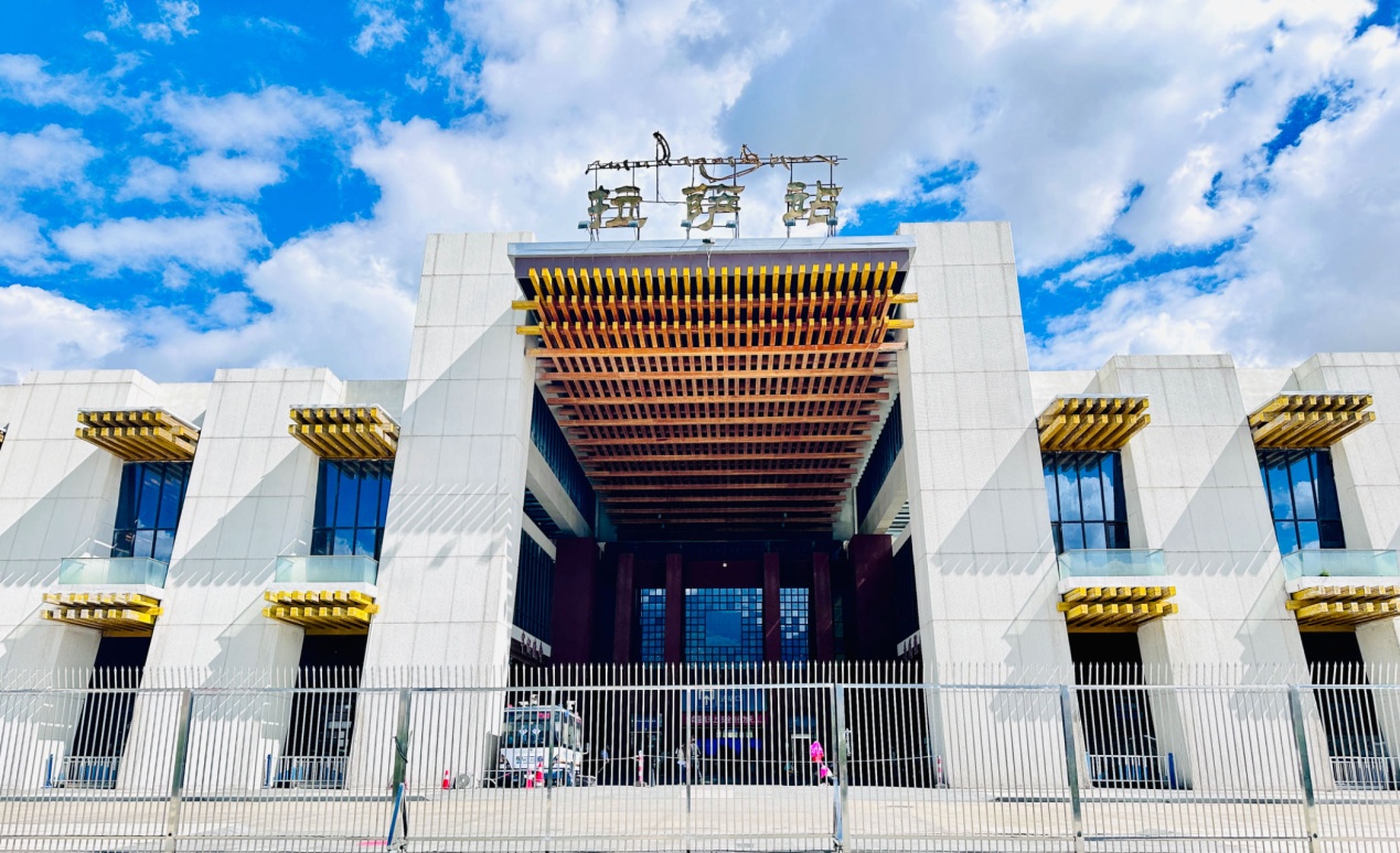 拉薩火車站。人民網(wǎng)記者 益西康珠攝
