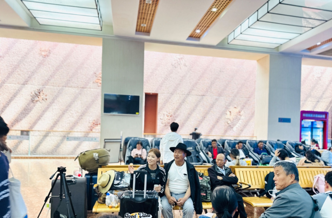 在拉薩火車站候車廳等候列車的乘客。人民網(wǎng)記者 益西康珠攝