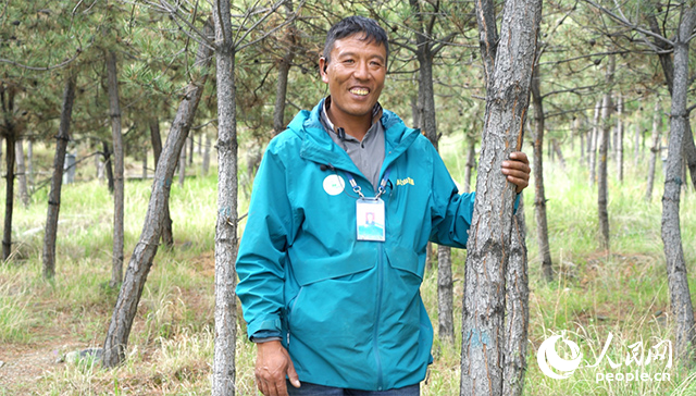 南山公園護林員扎西曲培。人民網(wǎng)記者 宋子節(jié)攝