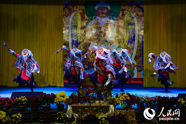 扎西曲登社區(qū)藏戲表演。人民網(wǎng)記者 次仁羅布攝